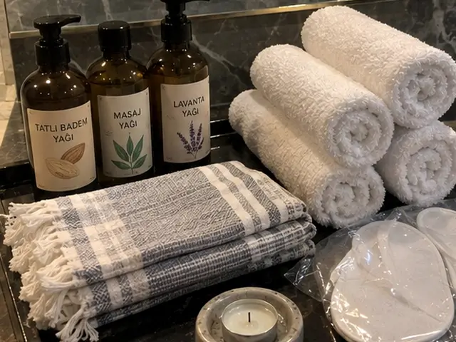Masaj ve lavanta yağı, rulo havlular ve ekose peştemal — Osmangazi, Masaj Salonun