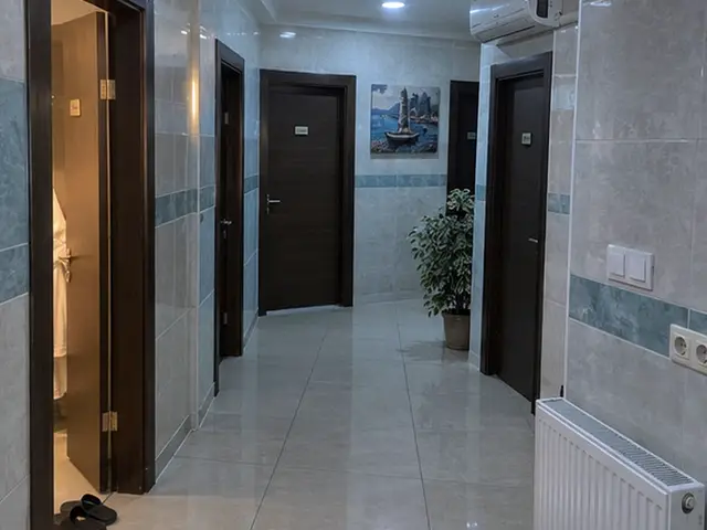 Açık mavi fayanslı koridor ve oda kapıları — Osmangazi, Masaj Salonun